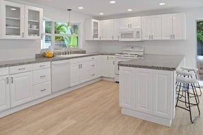 Refrigerador, microondas, horno, placa de cocina