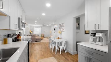 Køleskab, mikrobølgeovn, ovn, kogeplade