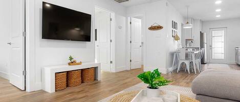 Een televisie en boeken