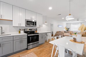 Frigorífico, microondas, horno y placa de cocina