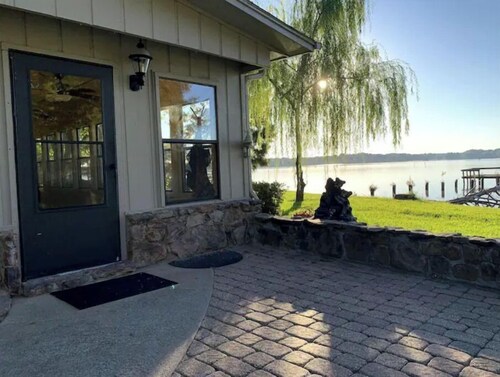 Outstanding 3BR Central Arkansas Lakeside Retreat near Little Rock and Conway