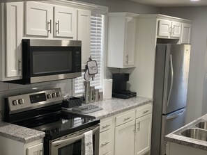 Fridge, microwave, oven, stovetop - RON'S HOUSE: Cozy & Charming in Revitalizing Area (Birmingham)