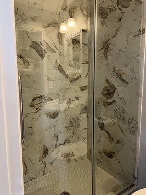 Duschwanne, Haartrockner, Handtücher, Seife