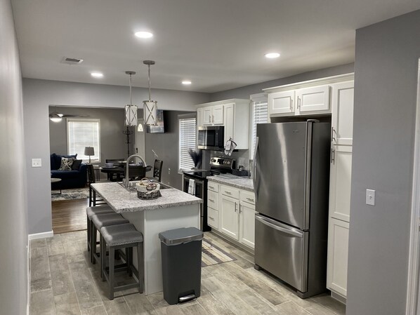 Fridge, microwave, oven, stovetop - RON'S HOUSE: Cozy & Charming in Revitalizing Area (Birmingham)