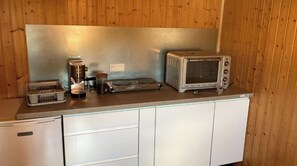 Frigorifero, forno, piano cottura, macchina per tè/caffè