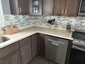 Mikrobølgeovn, ovn, kokeplater og oppvaskmaskin