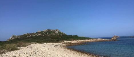 Nær stranden og solsenger