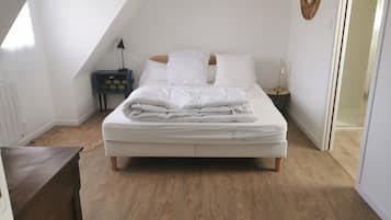 2 chambres, bureau, fer et planche Ă repasser, lit parapluie