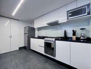 Refrigerador, microondas, horno y parrilla de estufa