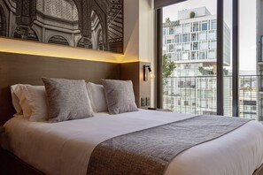 2 habitaciones, escritorio y tabla de planchar con plancha