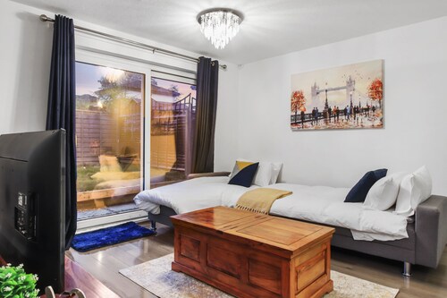Inviting 2-bed House in Milton Keynes - Netflix