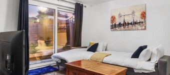 Inviting 2-bed House in Milton Keynes - Netflix