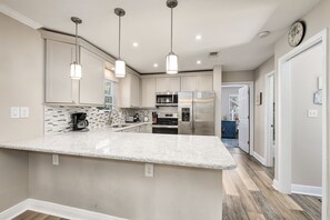 Refrigerador, microondas, horno y parrilla de estufa 