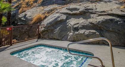 Fabulous Palm Springs Living - Short Walk to Town and Restaurants!