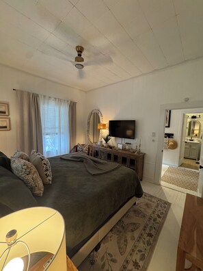 2 bedrooms, desk, iron/ironing board, WiFi