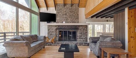 Fernseher, Kamin, Stereoanlage