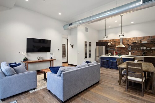 Downtown Luxury 2 Bedroom Condo!