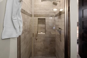 Badewanne, Haartrockner, Handtücher, Seife