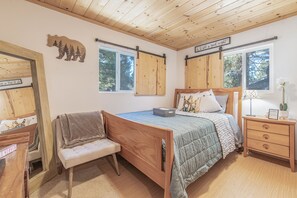 Room - Cozy Family Mountain Home! Quarter acre property! (Big Bear)