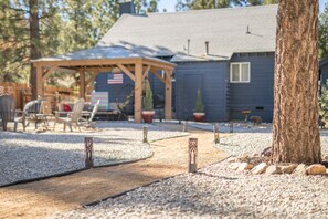 Property grounds - Cozy Family Mountain Home! Quarter acre property! (Big Bear)