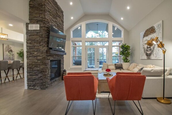 Smart TV, fireplace