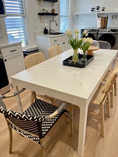 Gem on Spring-Upscale home walk to Main sleeps 11