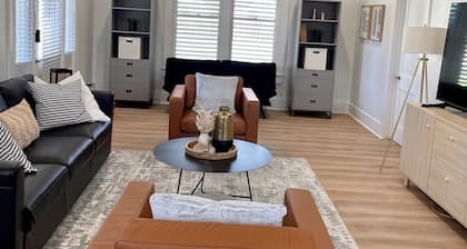 Gem on Spring-Upscale home walk to Main sleeps 11