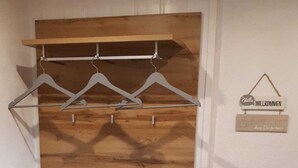 Una habitación con un mueble de pared de madera, un banco y un letrero de bienvenida.