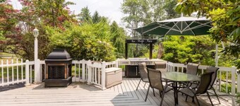 Perfect getaway in the heart of Lake Harmony - quiet walkable street NEW HOT TUB