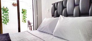 5 bedrooms, WiFi, bed sheets - 5 minutes from the best gastronomic area of Medellin-Colombia!   Family home (Medellín)