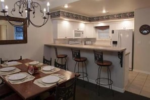 Fridge, microwave, oven, stovetop - Spacious Resort Condo in Excellent Location (Branson)