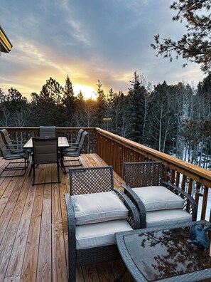 Outdoor dining - Cozy Forrest Escape with Hot Tub & Scenic Views (Woodland Park)