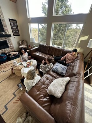 Smart TV, chimenea y libros 