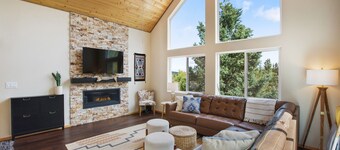 Modern Forrest Escape with Hot Tub & Scenic Views