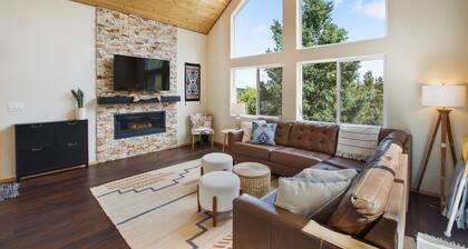 Modern Forrest Escape with Hot Tub & Scenic Views