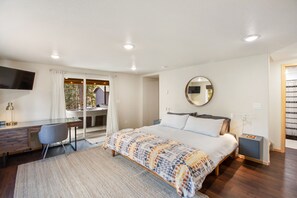 2 bedrooms, desk, iron/ironing board, free WiFi - Cozy Forrest Escape with Hot Tub & Scenic Views (Woodland Park)