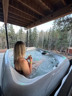 Outdoor spa tub - Modern Forrest Escape with Hot Tub & Scenic Views (Woodland Park)