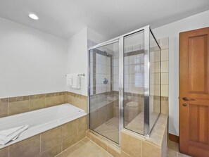 Combined shower/bathtub, hair dryer, towels - Executive Town Home, Short Walk to Lifts, Ski In, Extra Bedding 164D (Copper Mountain)