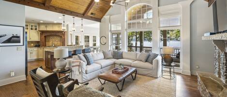 Smart-TV, Kamin, Tischtennisplatte, Bücher