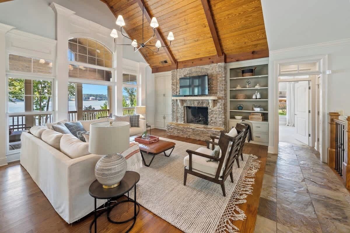 Smart TV, fireplace, ping pong, books