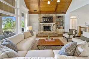 Smart TV, chimenea, tenis de mesa y libros 