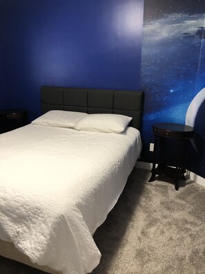 5 bedrooms, iron/ironing board, WiFi, bed sheets - Country living in town limits (Hinton)