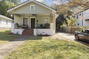 Exterior - Historic Cherry Bungalow -Midtown less than 1 mile from City Center (Charlotte)