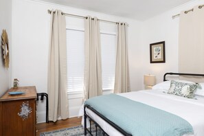 2 bedrooms, free WiFi, bed sheets - Historic Cherry Bungalow -Midtown less than 1 mile from City Center (Charlotte)