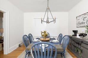 Dining - Historic Cherry Bungalow -Midtown less than 1 mile from City Center (Charlotte)