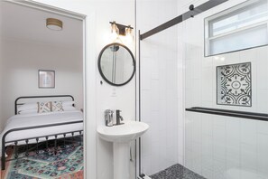 Shower, towels, soap, shampoo - Historic Cherry Bungalow -Midtown less than 1 mile from City Center (Charlotte)
