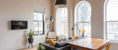 Deluxe Studio Suite | Living area