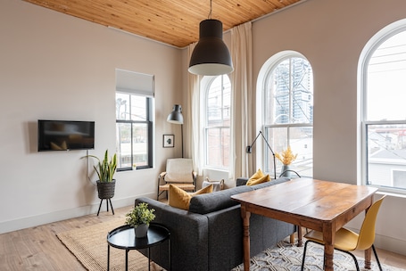 Queen Suite 301 | Living area | Smart TV, Netflix, streaming services