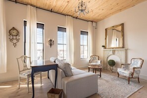 Ropa de cama de alta calidad, minibar y decoración personalizada