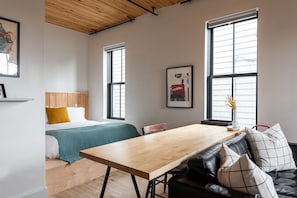 Deluxe-Studiosuite | Hochwertige Bettwaren, Minibar, individuell dekoriert